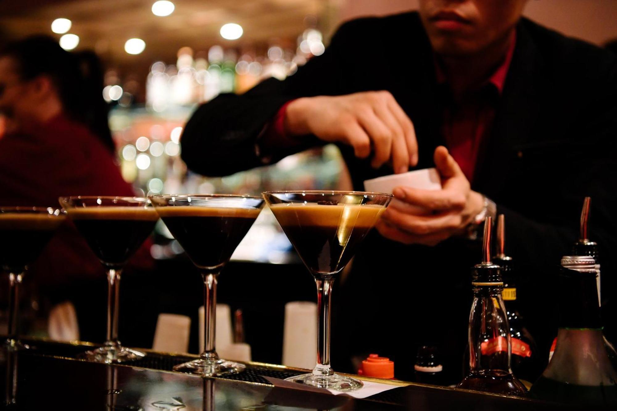 인터컨티넨탈 애들레이드 호텔 외부 사진 A bartender at work