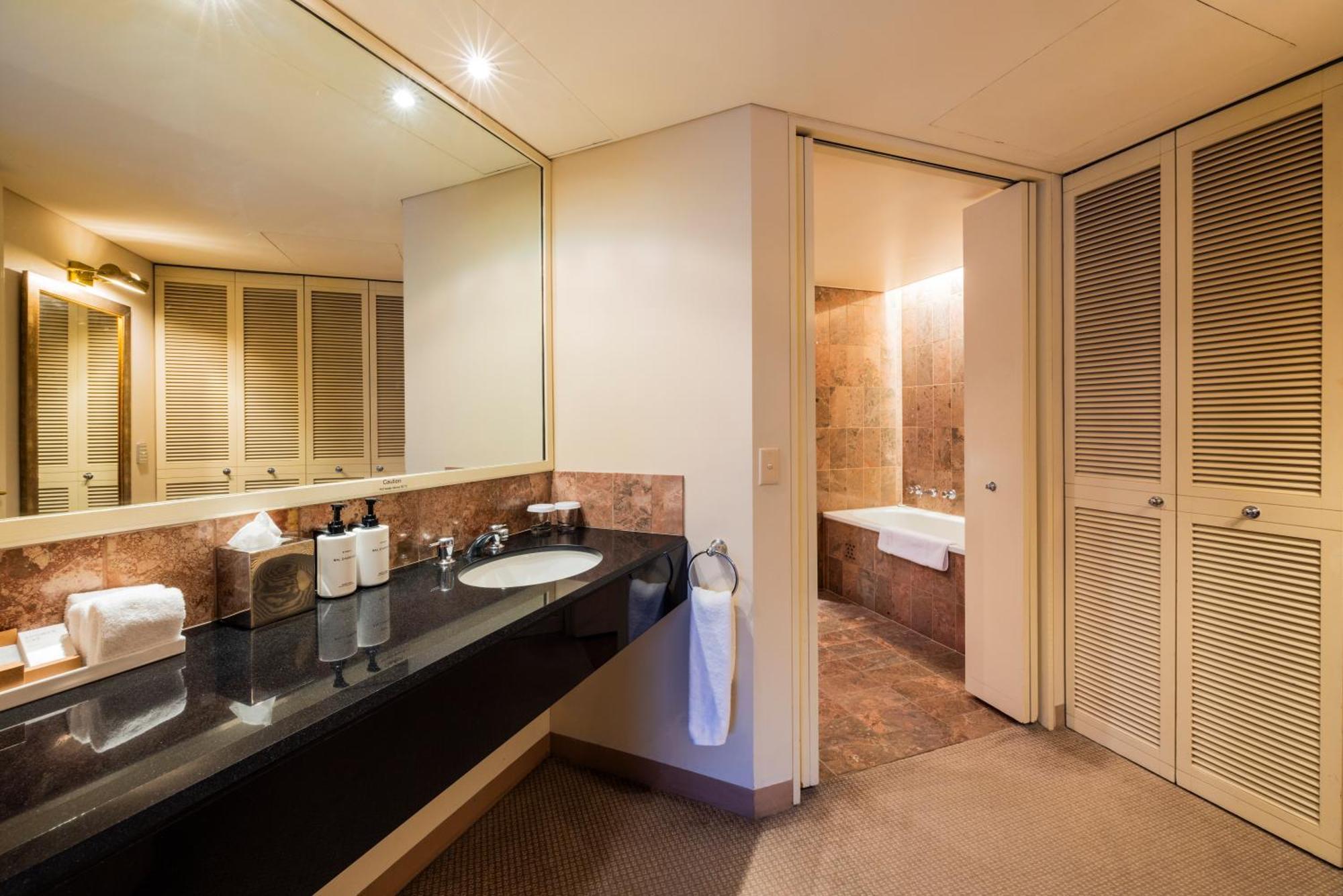 인터컨티넨탈 애들레이드 호텔 외부 사진 A bathroom in a hotel