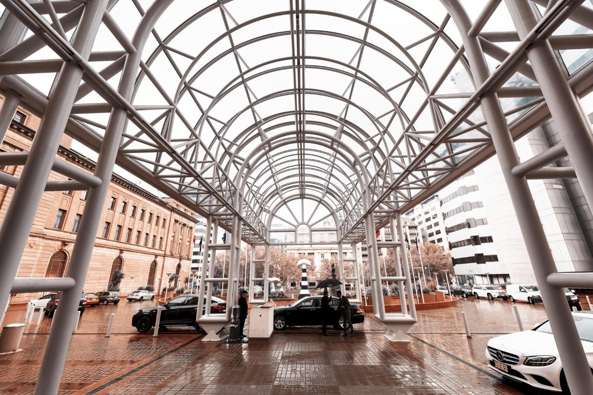 인터컨티넨탈 애들레이드 호텔 외부 사진 The covered entrance to the station
